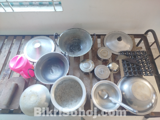 কিচেনে ব্যবহৃত জিনিসপত্র